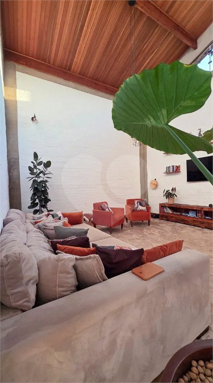 Refúgio de Alto Padrão em Condomínio Fechado: Natureza, Charme e 5.500m² de Terreno
