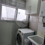 Apartamento com dois dormitórios sendo um climatizado, com duas vagas de garagem.