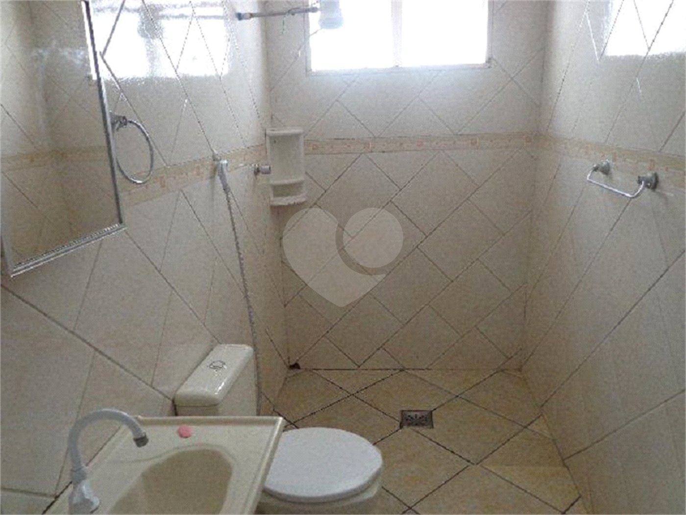 Casa Térrea com 2 dormitórios.