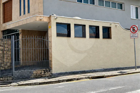 Sobrado de 250 m² em São Bernardo do Campo, com 3 dormitórios, suíte, escritório, quintal, edícula e 2 vagas, em excelente localização.