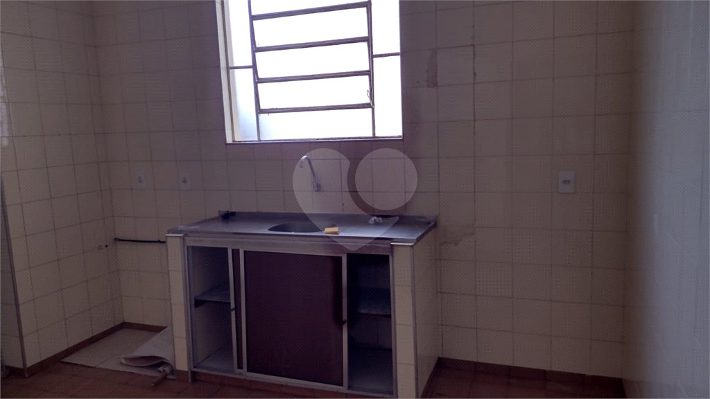 Apto com 2 dormitórios, dois banheiros , e uma garagem.