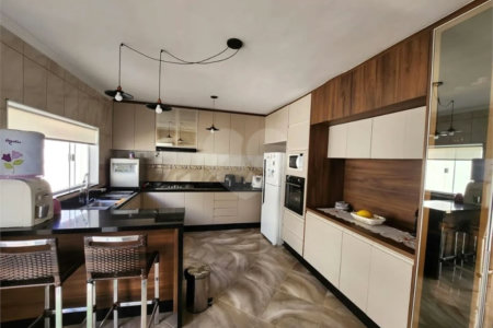 CASA EM CONDOMÍNIO FECHADO COM 220M² Área Construída e 1500m² de Area Total com 4 Suítes. Cond Village de Atibaia - Atibaia -Sp