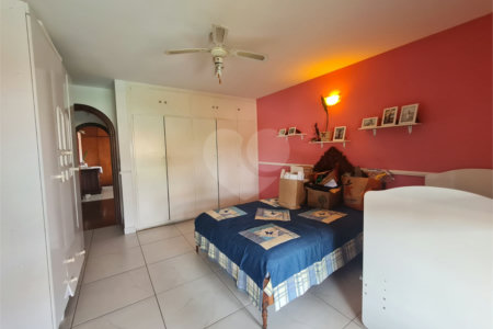 Casa à venda com 3 quartos, sendo 1 suíte, em Interlagos, São Paulo, SP