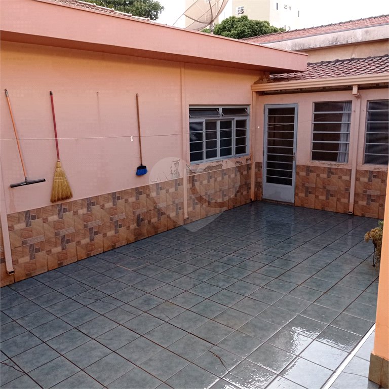 Linda casa no centro com 3 quartos.