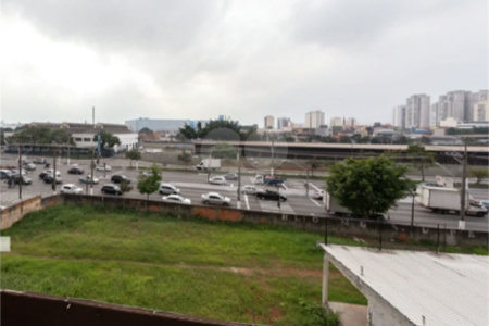 Apartamento na Mooca de 2 dormitórios, sala cozinha e banheiro, com portaria, academia e portaria.