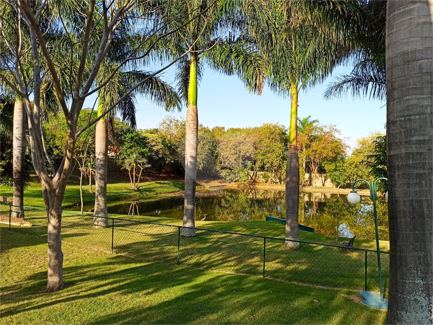 Sobrado a venda no Condomínio Amstalden Residence - Indaiatuba/SP - Sobrado com 4 dormitórios -area Útil: 480,00 m² - Área Total: 526,00 - Casa com vista bosque ,é uma das casas mais bonitas e construída no melhor lote do Condomínio, vista total da área verde, fundo para o Lago,