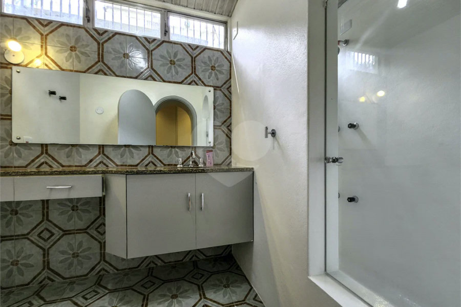 CASA EM RUA FECHADA NA REGIÃO DO MORUMBI / REGIÃO DO CLUBE PAINEIRAS