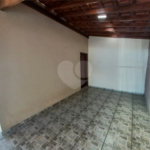 Casa térrea com 3 dormitórios, sendo 1 suíte.