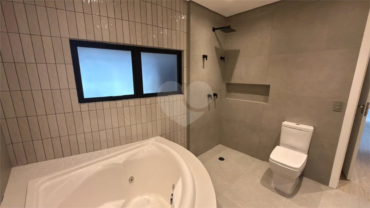 Sobrado de alto padrão no Swiss Park, totalmente reformado, com 4 suítes, piscina, elevador, espaço gourmet, 4 vagas e condomínio com lazer completo.