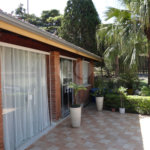 Indaiatuba- Jardins dos Laranjais - Chácara dentro do Vale das Laranjeiras, segundo portão: Jardim dos Laranjais. 3 quartos, 1 banheiro social, 1 sala espaçosa de TV, 1 sala de jantar, cozinha, 1 varanda fechada com portas Blindex. Quiosque, piscina, capela com bancos e altar,