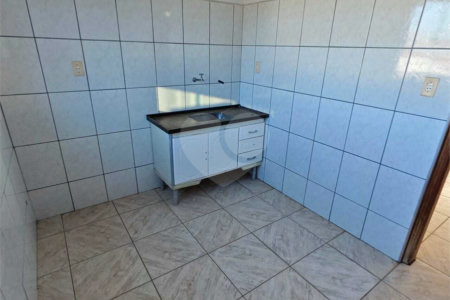 ?Oportunidade Única em São Carlos: Salão Comercial + Casa Independente nos Fundos – Ideal para Investidores!