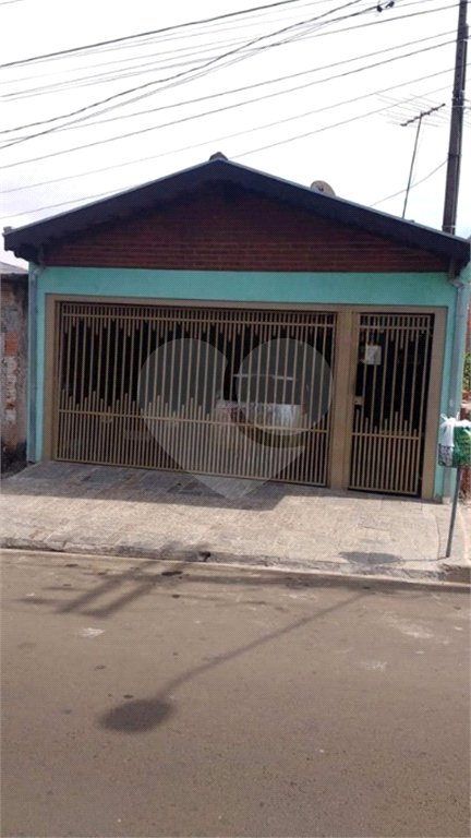 Casa térrea no Loteamento Habitacional São Carlos 1, sendo 3 Dormitórios e 1 suíte