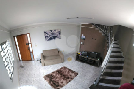 Sobrado com 3 suítes.