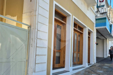 Sobrado á venda localizado no centro.