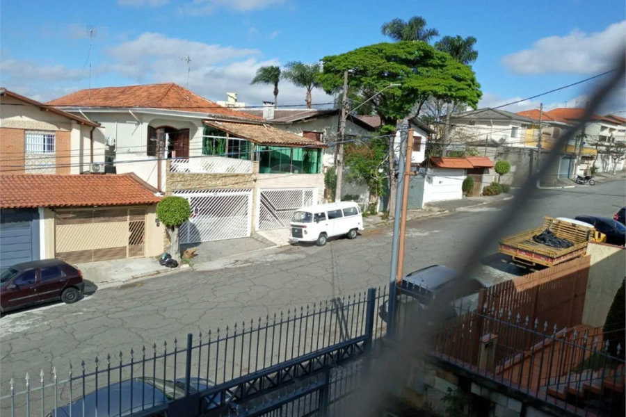 Casa com 4 dormitórios e 4 vagas.