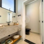 Indaiatuba - Quintas da Terracota - 1252 m² de terreno - casa térrea com 514 m² de área construída -3 vagas de garagem cobertas e 3 descobertas Lavabo - Sala de estar e jantar amplas e integradas - Escritório privativo - Cozinha toda equipada com geladeira, forno, micro-ondas, lava-louças,
