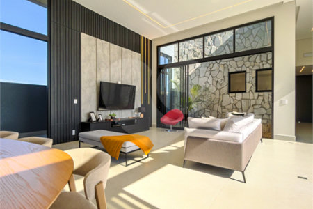 Indaiatuba - Quintas da Terracota - 1252 m² de terreno - casa térrea com 514 m² de área construída -3 vagas de garagem cobertas e 3 descobertas Lavabo - Sala de estar e jantar amplas e integradas - Escritório privativo - Cozinha toda equipada com geladeira, forno, micro-ondas, lava-louças,