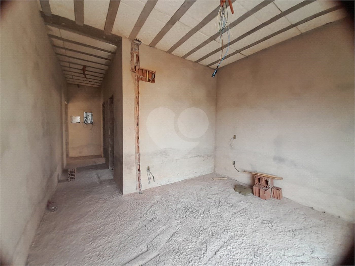 Casa em Construção com Área Gourmet e Piscina no Condomínio Damha II