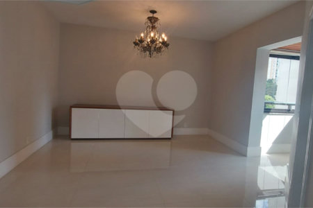 Apartamento à venda no Campo Belo de 245m² com 3 suítes e 3 vagas