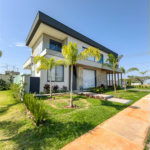 Indaiatuba - Condominio Villa Sapezal - 318 m² de Terreno - 230 m² de Área Construída - 3 suítes, sendo 1 Master com closet planejado - Sala de TV - Sala de estar integrada à Sala de jantar - Cozinha com móveis planejados - Despensa - Escritório planejado - Lavabo - Piscina com preparação para aquec
