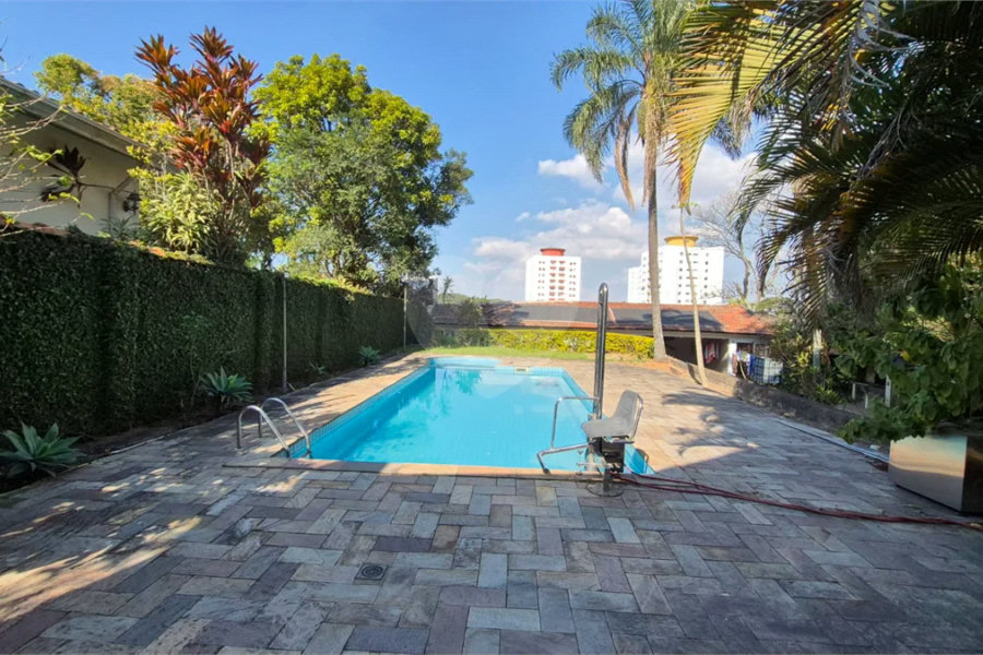 Casa com Piscina, Sauna e Edícula em Rua Arborizada no Tremembé