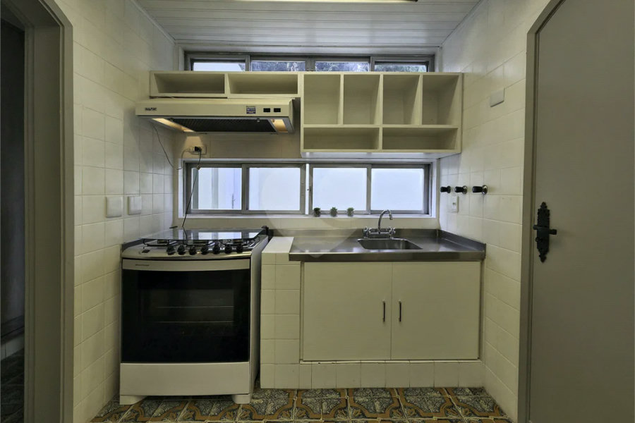 CASA EM RUA FECHADA NA REGIÃO DO MORUMBI / REGIÃO DO CLUBE PAINEIRAS