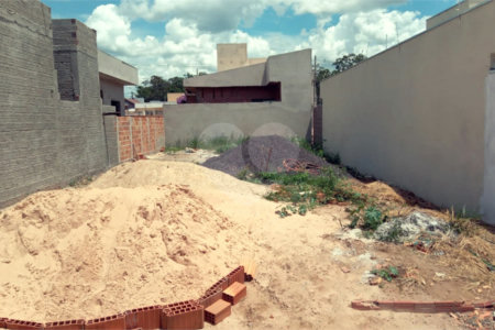 Terreno com 160,00 m² de área total.