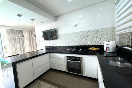 Casa Térrea de Alto Padrão à Venda no Bolsão de Interlagos