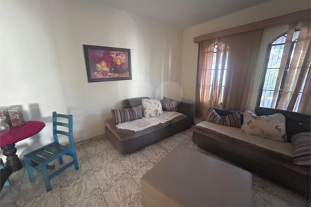 Casa espaçosa e confortável em um bairro tranquilo a venda.