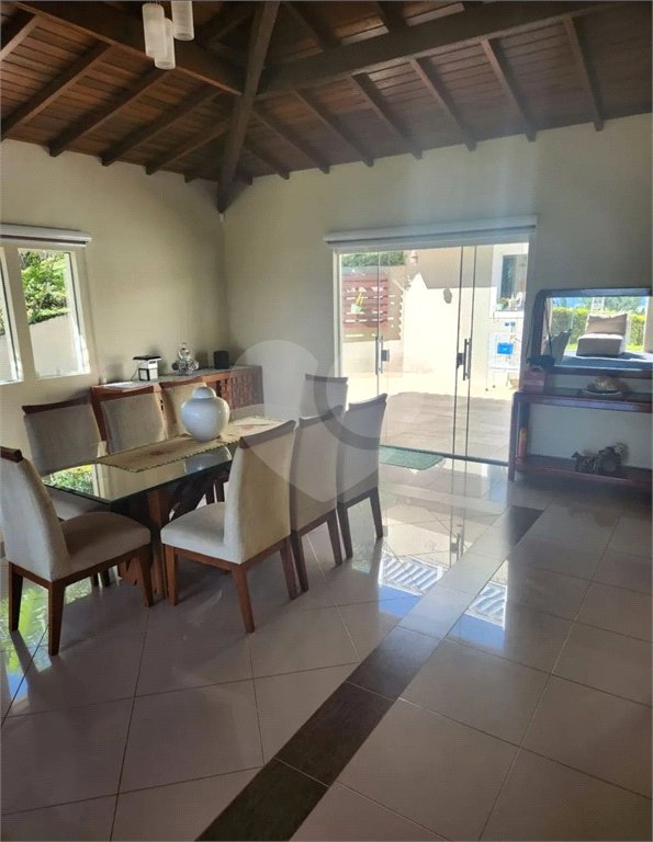 CASA EM CONDOMÍNIO FECHADO COM 220M² Área Construída e 1500m² de Area Total com 4 Suítes. Cond Village de Atibaia - Atibaia -Sp