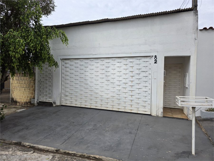 Casa térrea à venda no Douradinho com 2 quartos e edícula com mais dois quartos e 2 banheiros.