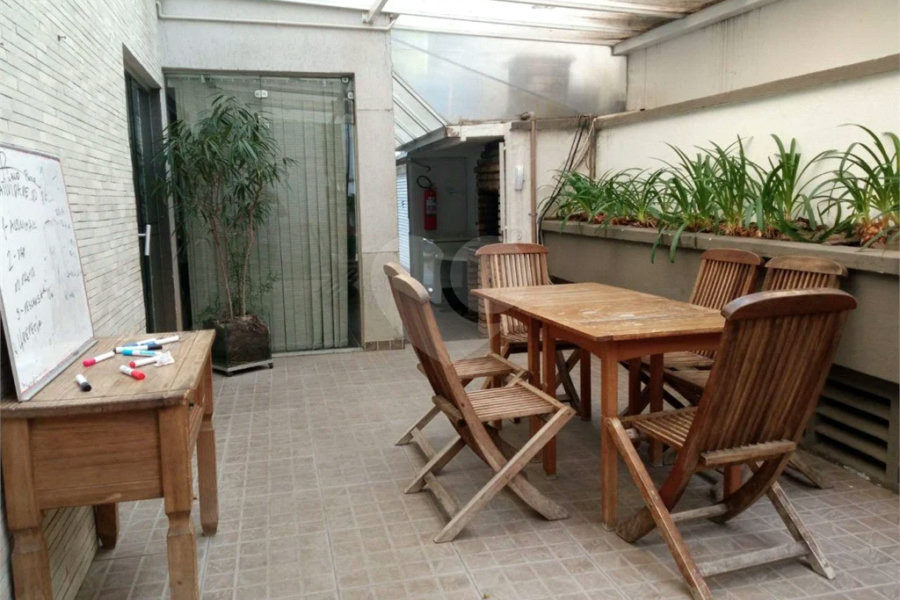 Lindo apartamento, muito bem conservado, com bom espaço interno.