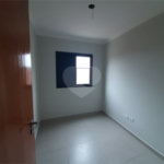 Apartamento COBERTURA com 66m2, 3 quartos, banheiro, sala, cozinha, quintal e 1 vaga