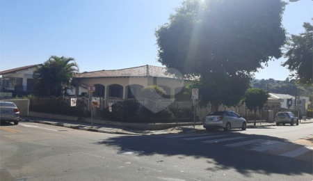 Casa à venda com 3 quartos, sendo 1 suíte,  no Centro, Vinhedo, SP