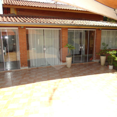 Indaiatuba- Jardins dos Laranjais - Chácara dentro do Vale das Laranjeiras, segundo portão: Jardim dos Laranjais. 3 quartos, 1 banheiro social, 1 sala espaçosa de TV, 1 sala de jantar, cozinha, 1 varanda fechada com portas Blindex. Quiosque, piscina, capela com bancos e altar,