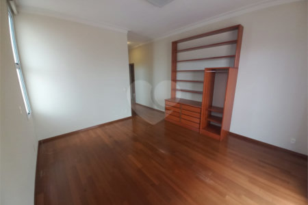 Excelente sobrado a venda no Condomínio Parque Sabará.