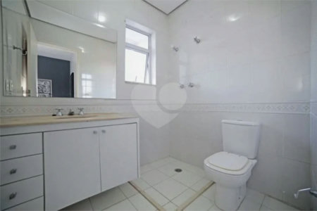 Casa à venda ou para alugar com 5 quartos, sendo 3 suítes, no condomínio Villa Florida, São Paulo - SP