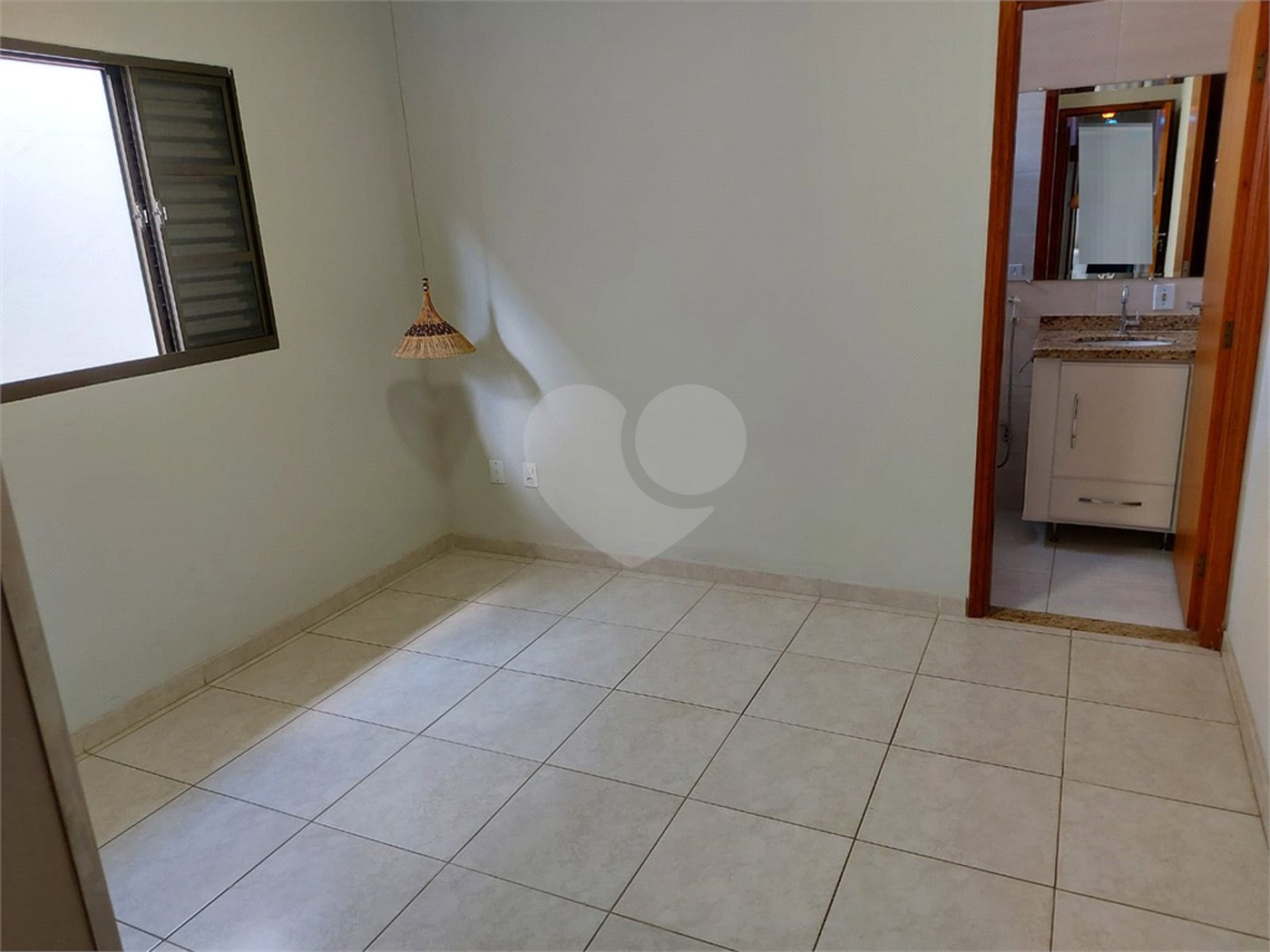 Casa Térrea com 2 dormitórios, sendo 1 suíte.