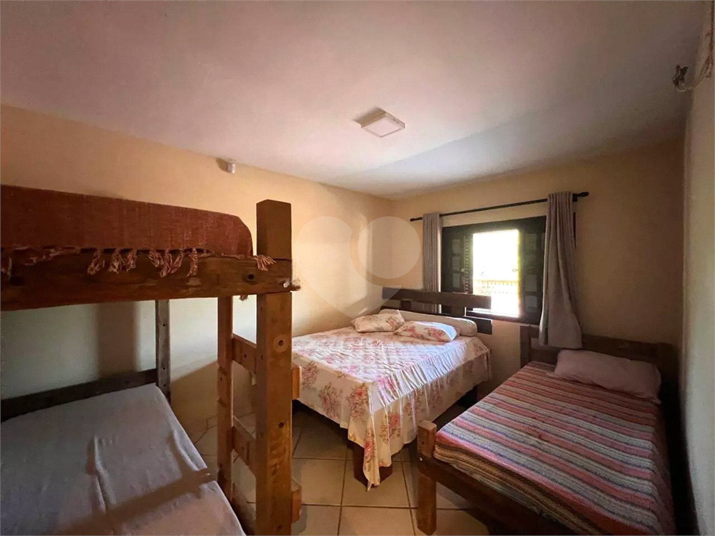 Chácara com excelente infraestrutura, contendo casa com 8 dormitórios, 900 m² de área construída, área total de 3000m², piscina adulto e infantil, churrasqueira, quadra gramada de futebol - Rio Acima - Atibaia/SP 900 m² Área construída 3.000 m² Área do terreno