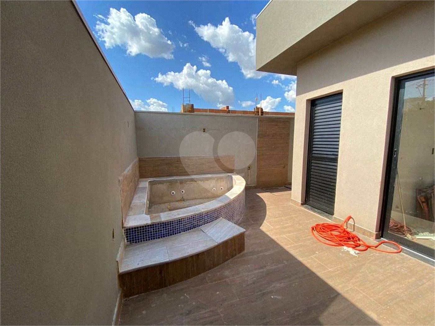 Casa térrea no Condomínio Reserva Imperial.