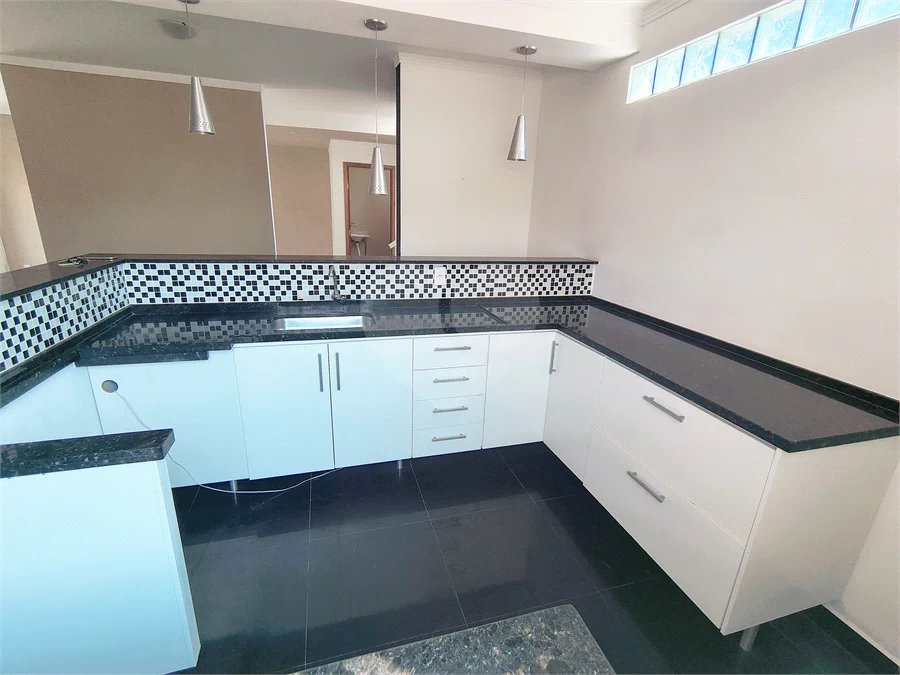 Casa com Suíte Master, Closet, Piscina e Espaço Gourmet Próxima ao Parque Ecológico- 03 quartos -com quintal