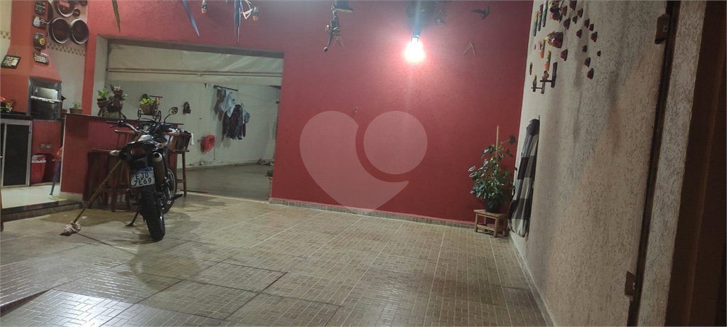 Casa térrea com 2 dormitórios.