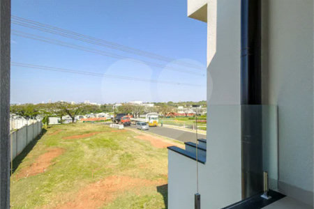 Indaiatuba - Condominio Villa Sapezal - 318 m² de Terreno - 230 m² de Área Construída - 3 suítes, sendo 1 Master com closet planejado - Sala de TV - Sala de estar integrada à Sala de jantar - Cozinha com móveis planejados - Despensa - Escritório planejado - Lavabo - Piscina com preparação para aquec