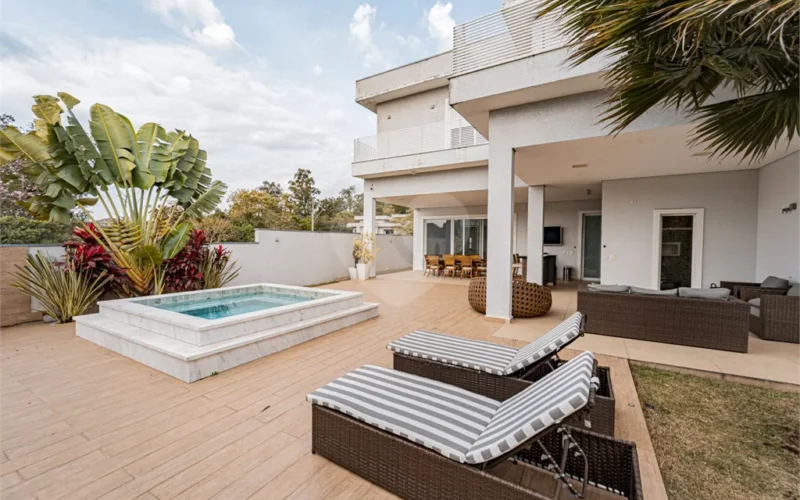 Casa de Condomínio com 4 suítes, piscina privativa e área de lazer completa.