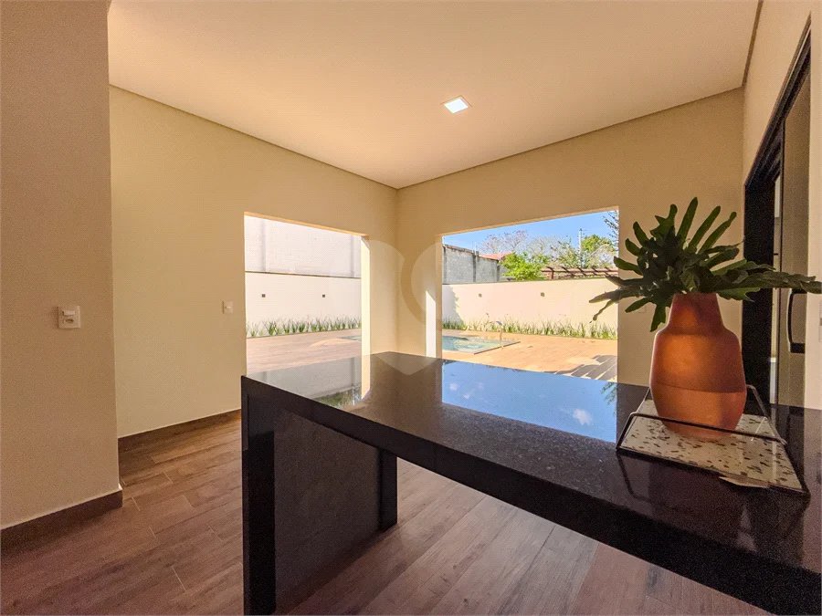 Indaiatuba - Condomínio Milano - Sobrado - 350 m² de terreno - 240 m² de área construída - 4 vagas de garagem, sendo 2 cobertas - Salas de estar e jantar integradas - 3 suítes com closet e varanda no pavimento superior - Escritório no térreo - Espaço gourmet com churrasqueira - Banheiro externo