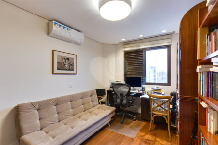 Apartamento à venda com 3 quartos, sendo 2 suítes, em Campo Belo, São Paulo, SP