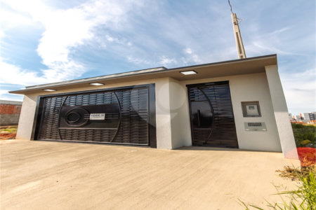 Indaiatuba- Jardim Bom Sucesso - Venda: R$ 765.000,00 - Área total: 150m² Área construída: 115m² - 3 dormitórios sendo 1 suíte com armário planejado; Cozinha integrada; Sala para dois ambientes; Banheiros com box gabinetes e espelhos; Área gourmet com churrasqueira a carvão e móveis planejados;