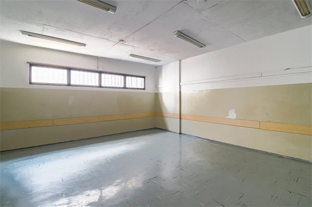 Prédio comercial à venda na Rua Coronel Camisão, 3593 m2 área útil, 1137m2 terreno, 33 salas, 10 vagas