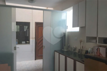 Sobrado com 224m² , 3 dormitórios , sendo 2 suítes , 3 vagas de garagem , 7 banheiros , à venda na Vila Scarpelli em Santo André.
