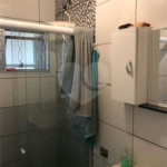 Casa térrea com 3 dormitórios, sendo 1 suíte.